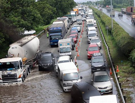 Motorists endure gridlock as floods hit parts of NLEx.